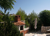 Insel Rab, Kroatien - Ferienwohnung von Privat - Banjol, Haus Mikelic - Blick in den Garten mit Grillecke